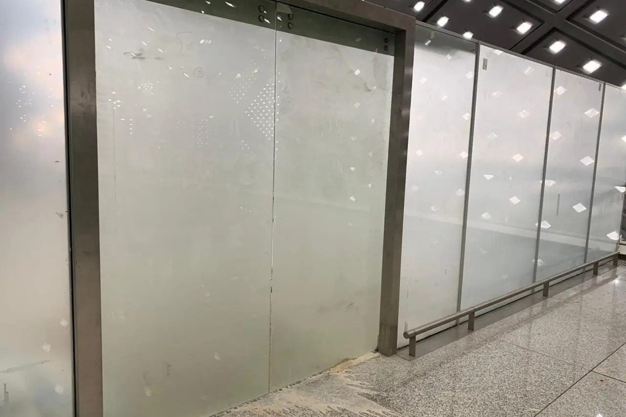 Concourse Screens & Partitions — Glass Works (2 of 8)