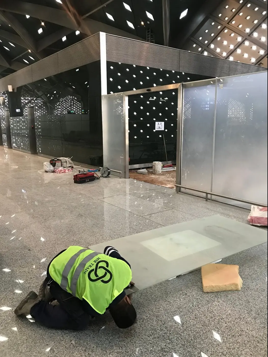 Concourse Screens & Partitions — Glass Works (3 of 8)