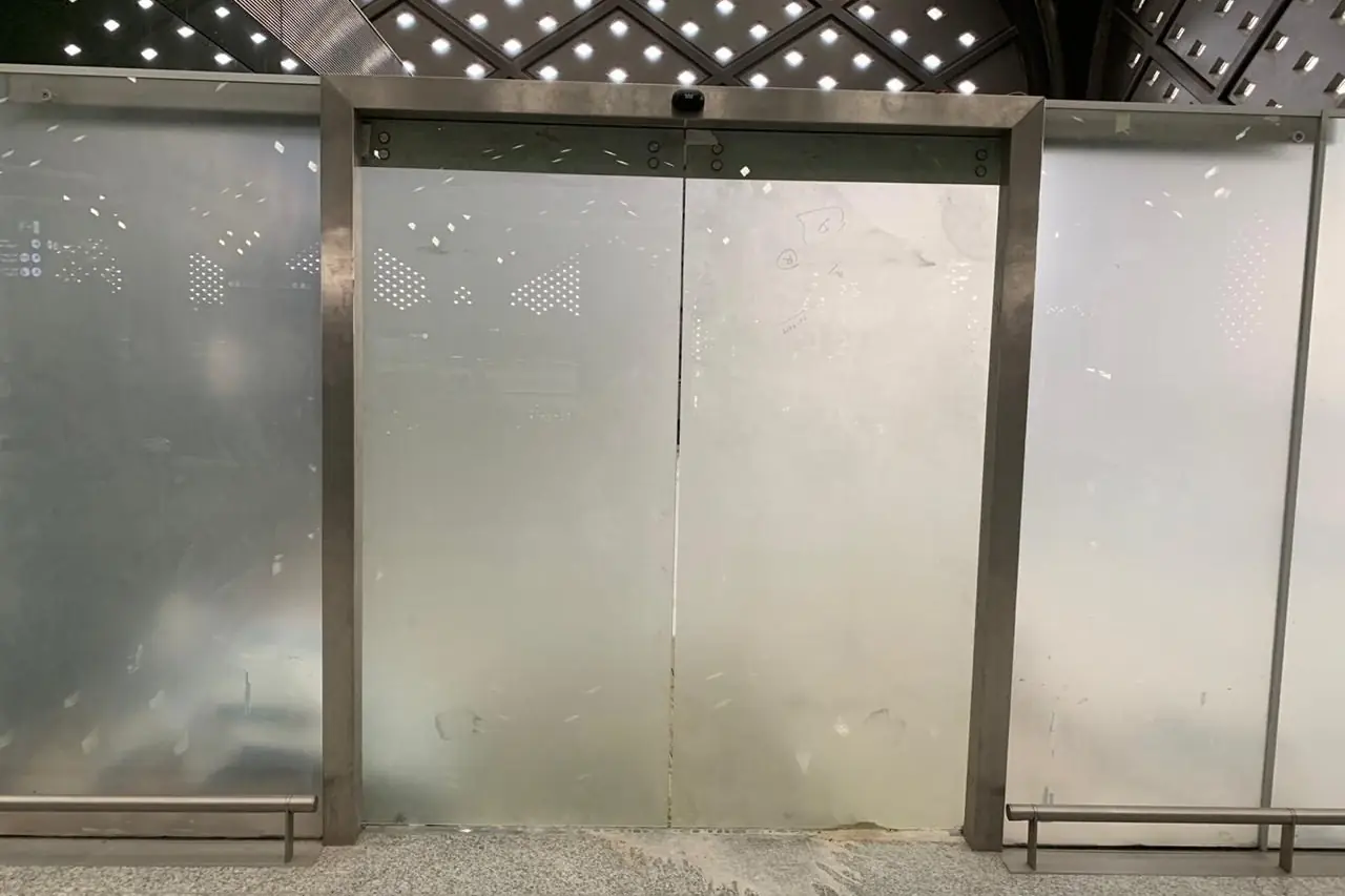 Concourse Screens & Partitions — Glass Works (8 of 8)